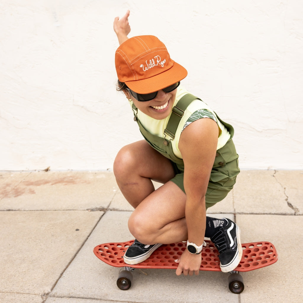 [Sedona] Woman skateboarding in Edith Brim Hat Canvas in Sedona color