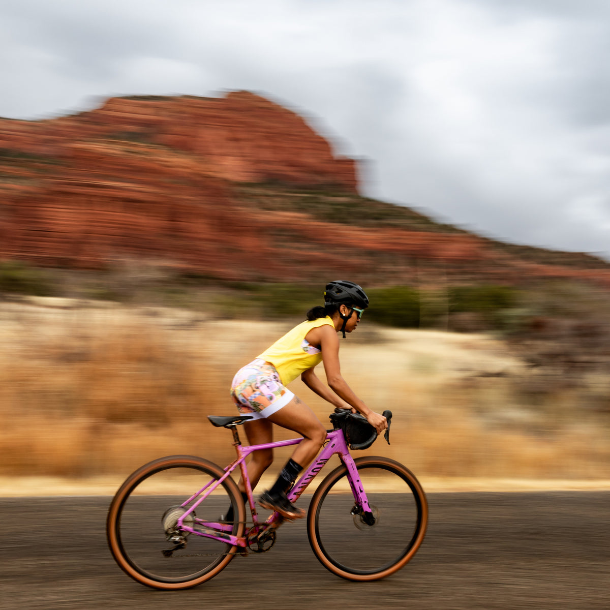 [Sicilian Summer] Model riding a gravel bike in Sicilian Summer Chammy