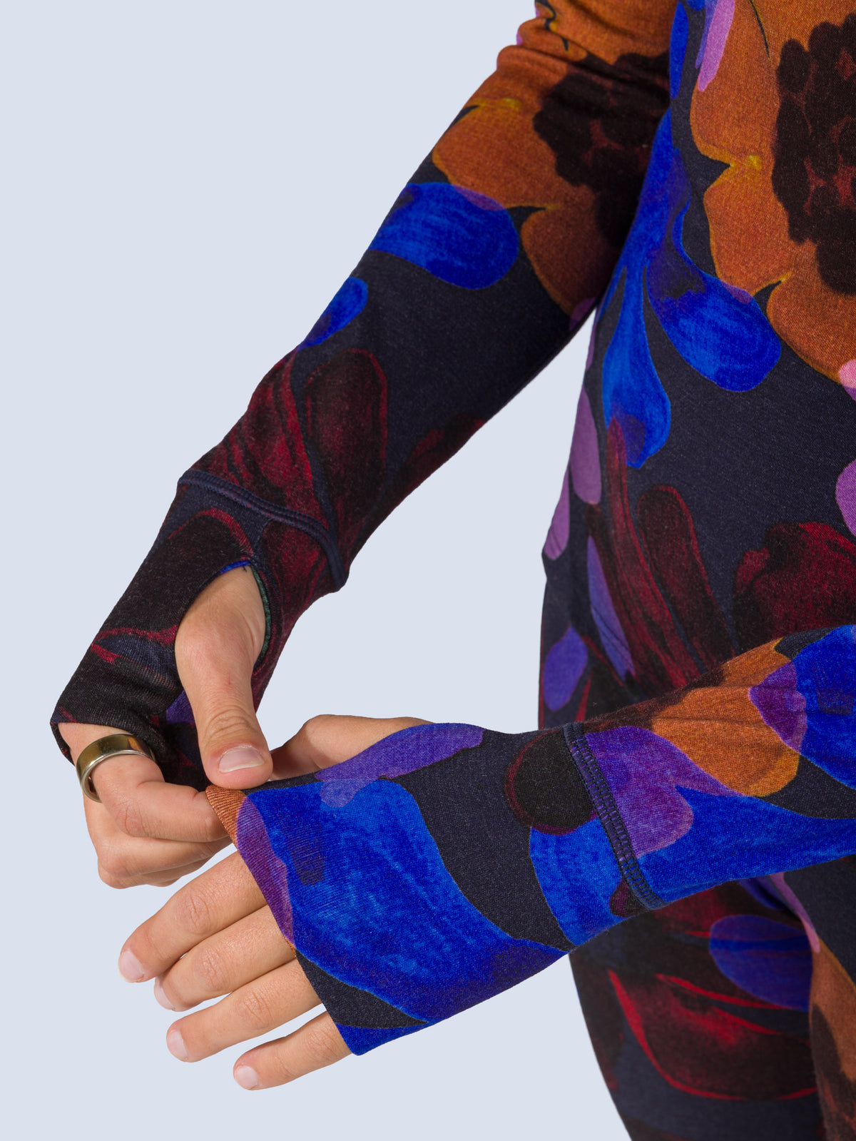 [Nightflora] Bassett Half Zip – thumbhole cuff detail