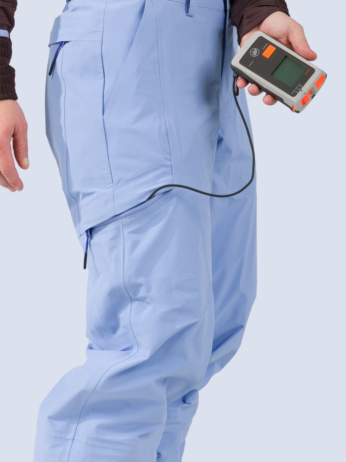 [Breeze] Butterfield 3L Pant in breeze light blue, thigh pocket with avalanche beacon clip detail