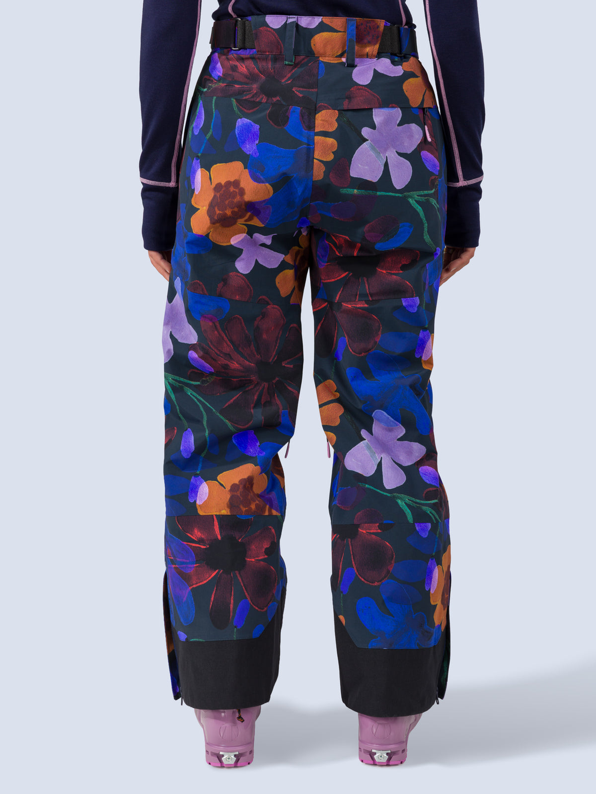 [Nightflora] Butterfield 3L Pant in nightflora floral print, on model back crop view