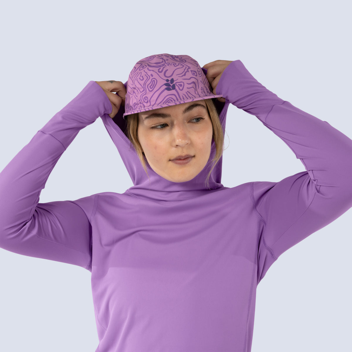[Amethyst] Sawyer sunshirt amethyst on model putting hood on