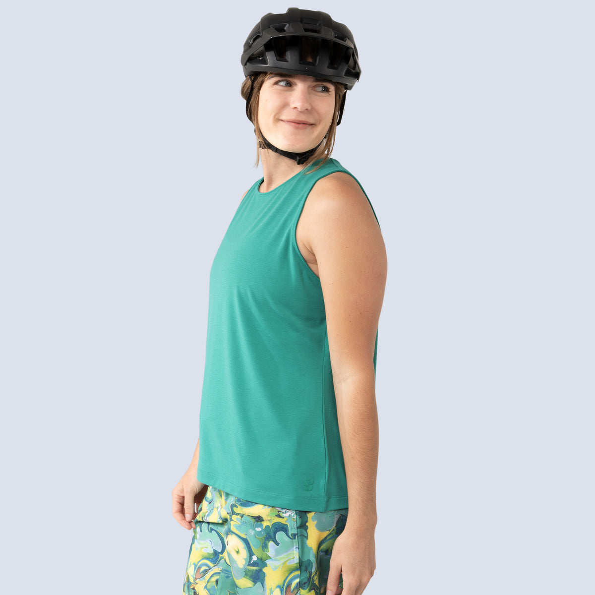 [Alhambra] Lola Muscle tank Alhambra green, on model side crop view