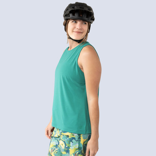 [Alhambra] Lola Muscle tank Alhambra green, on model side crop view