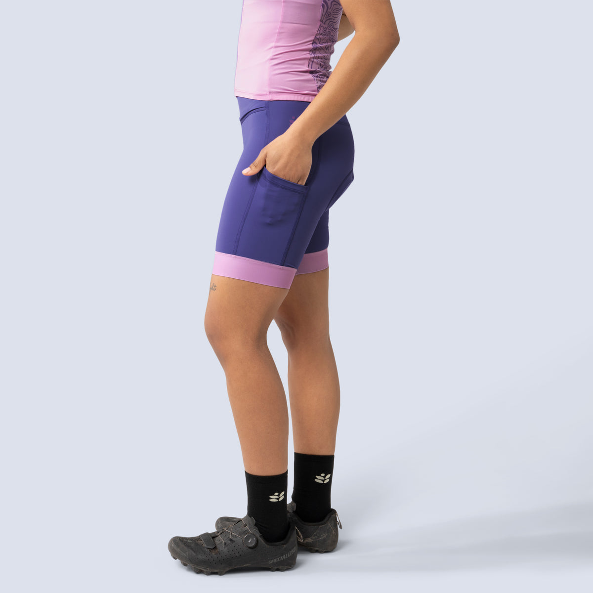[Iris Blocked] Alyssa Chammy bike shorts in iris blocked color, on model side crop view