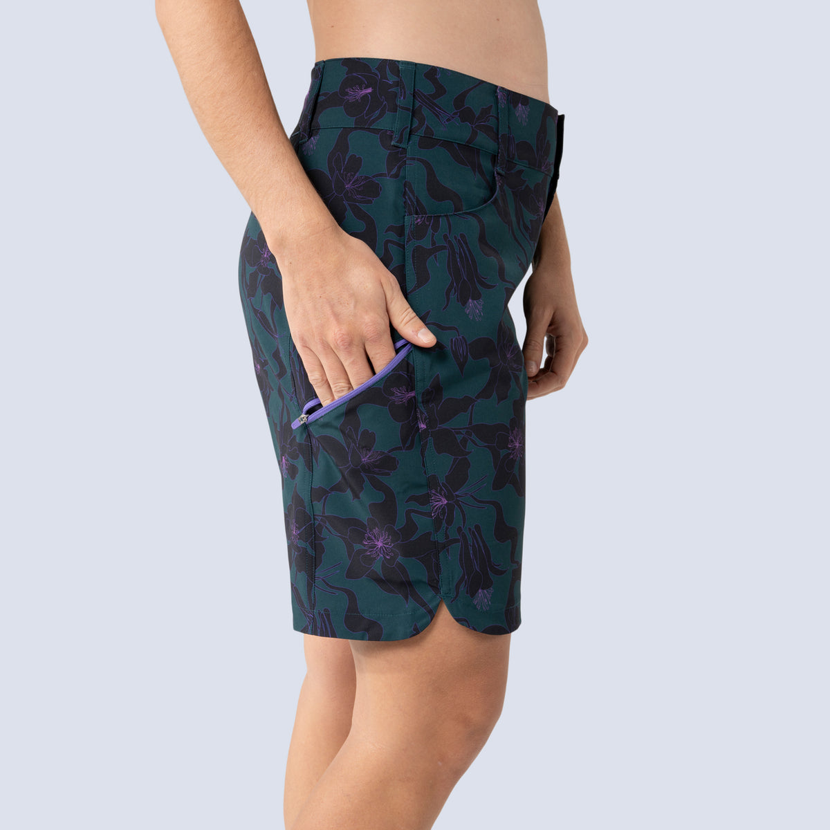 [Spruce Aquila Bloom] Riley 10" bike short, spruce aquila bloom on model side crop view