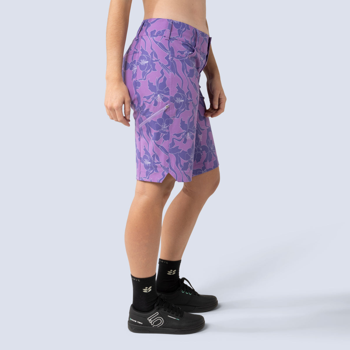 [Amethyst Aquila Bloom] Freel 12" bike short amethyst floral, on model side crop view