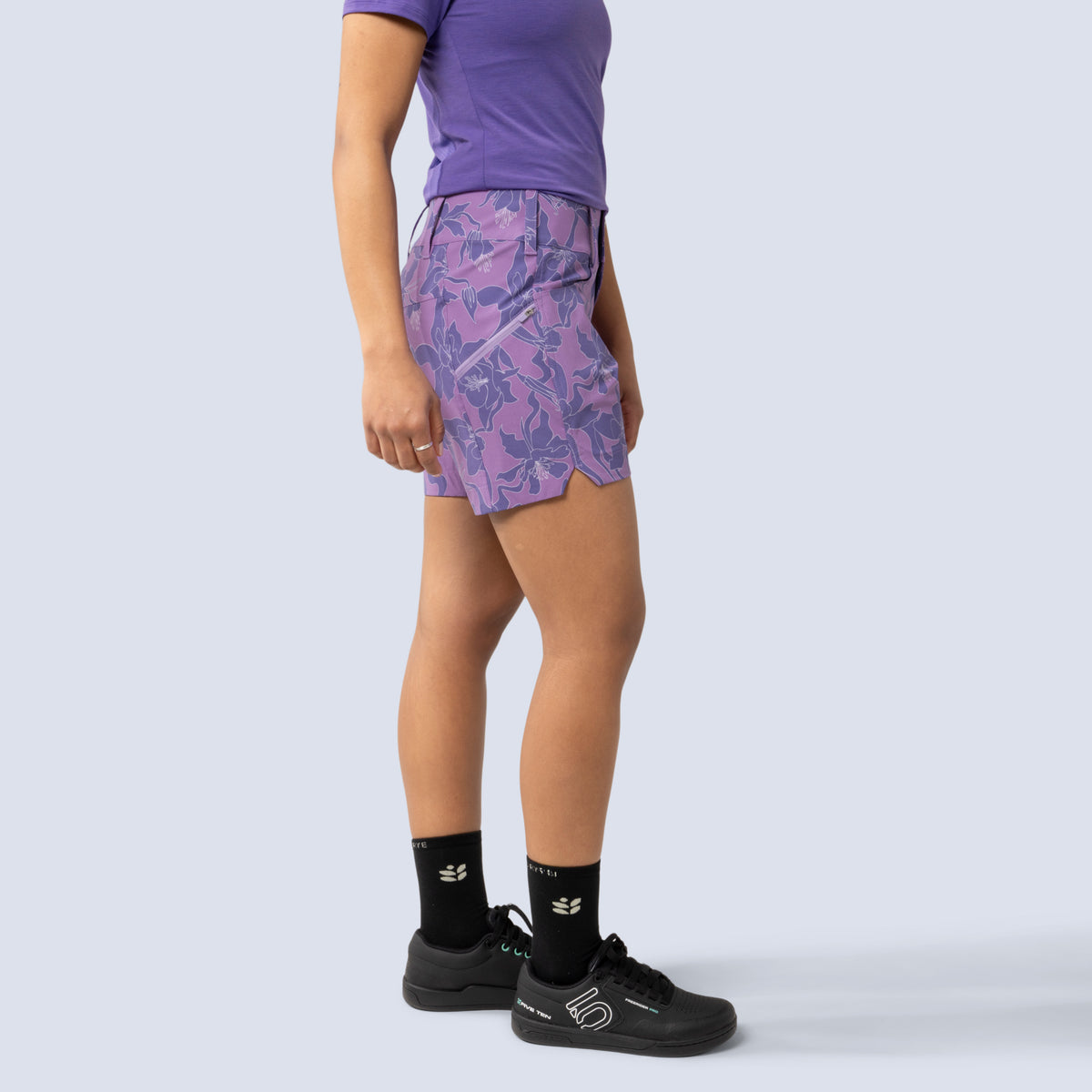 [Amethyst Aquila Bloom] Freda 7" Bike Short in amethyst floral, on model side crop view