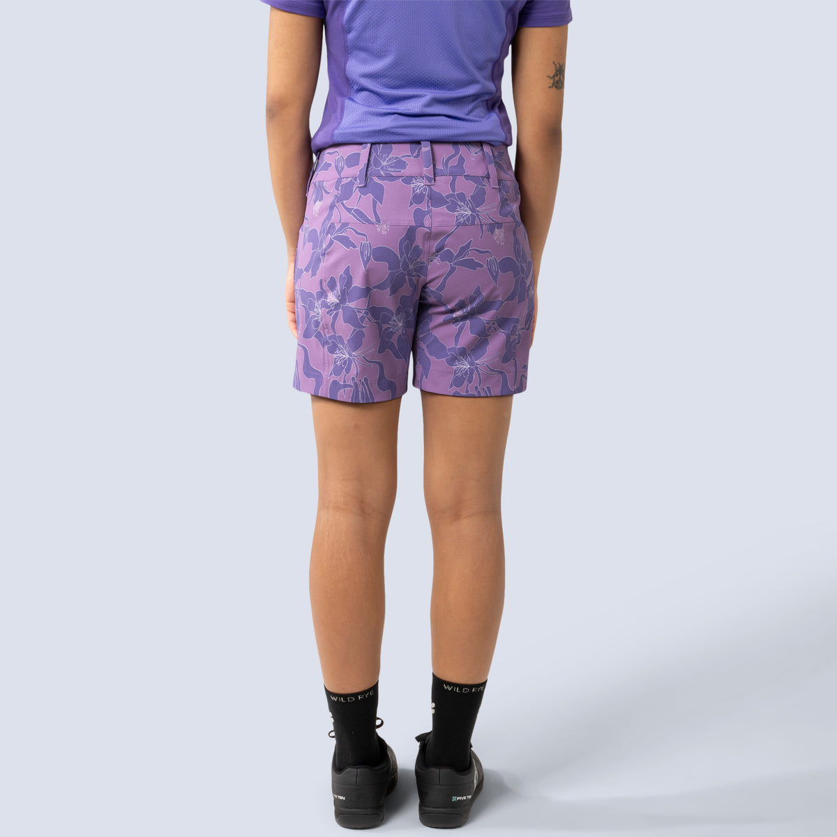 [Amethyst Aquila Bloom] Freda 7" Bike Short in amethyst floral, on model back crop view
