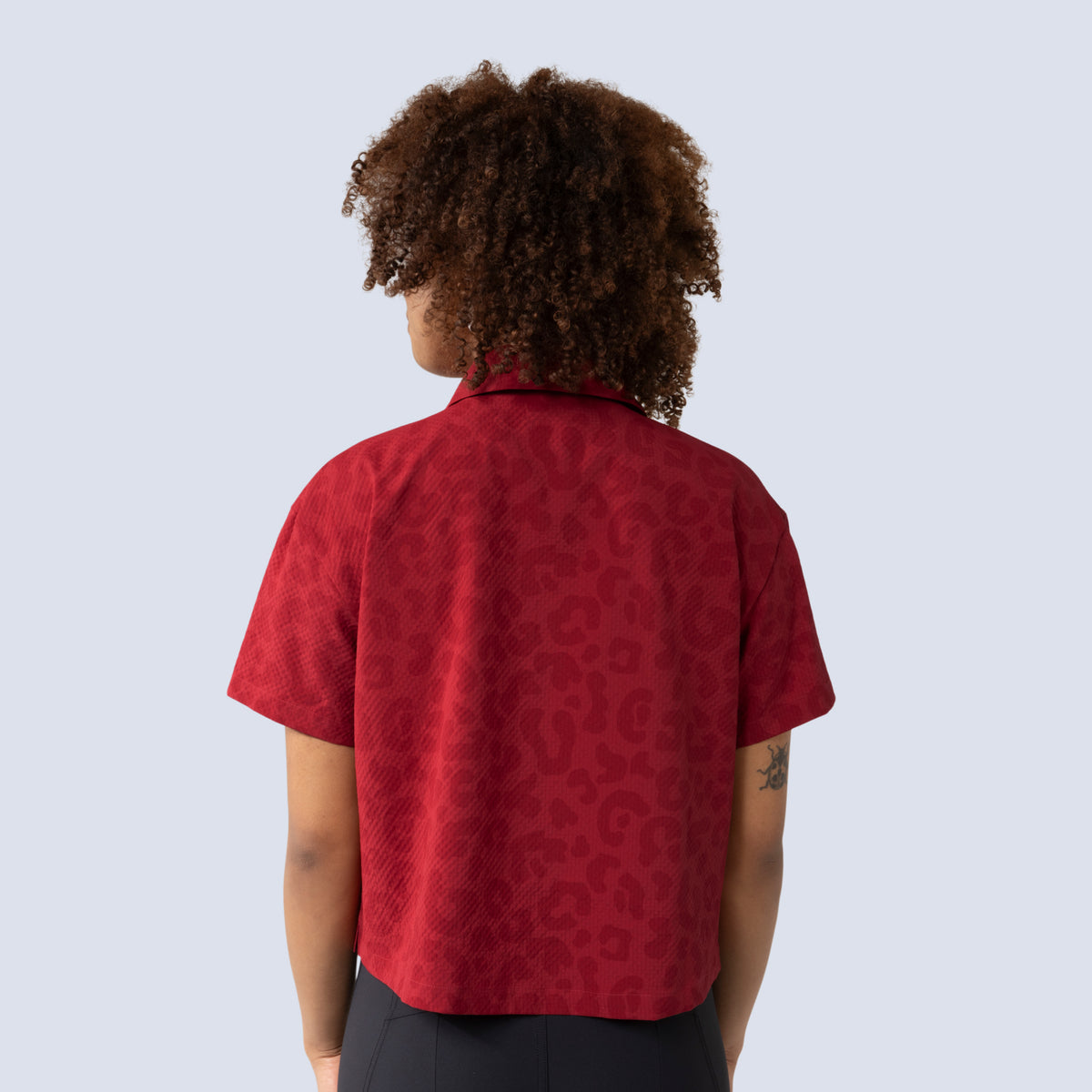 [Garnet Meow] Lil Party shirt Garnet Meow on model back crop view
