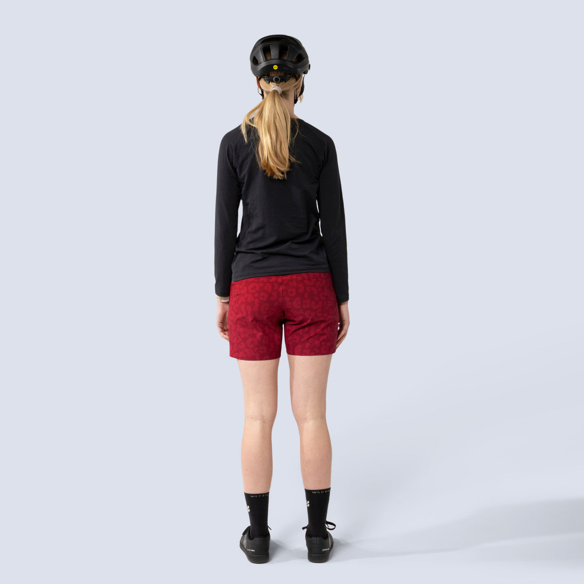 [True Black] Holly Jersey true black, on model back full body view