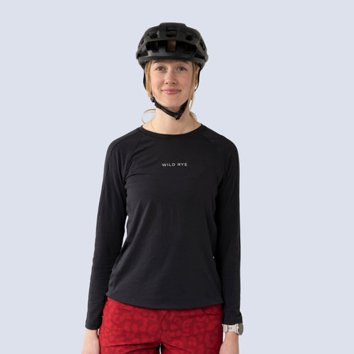 [True Black] Holly Jersey true black, on model front crop view