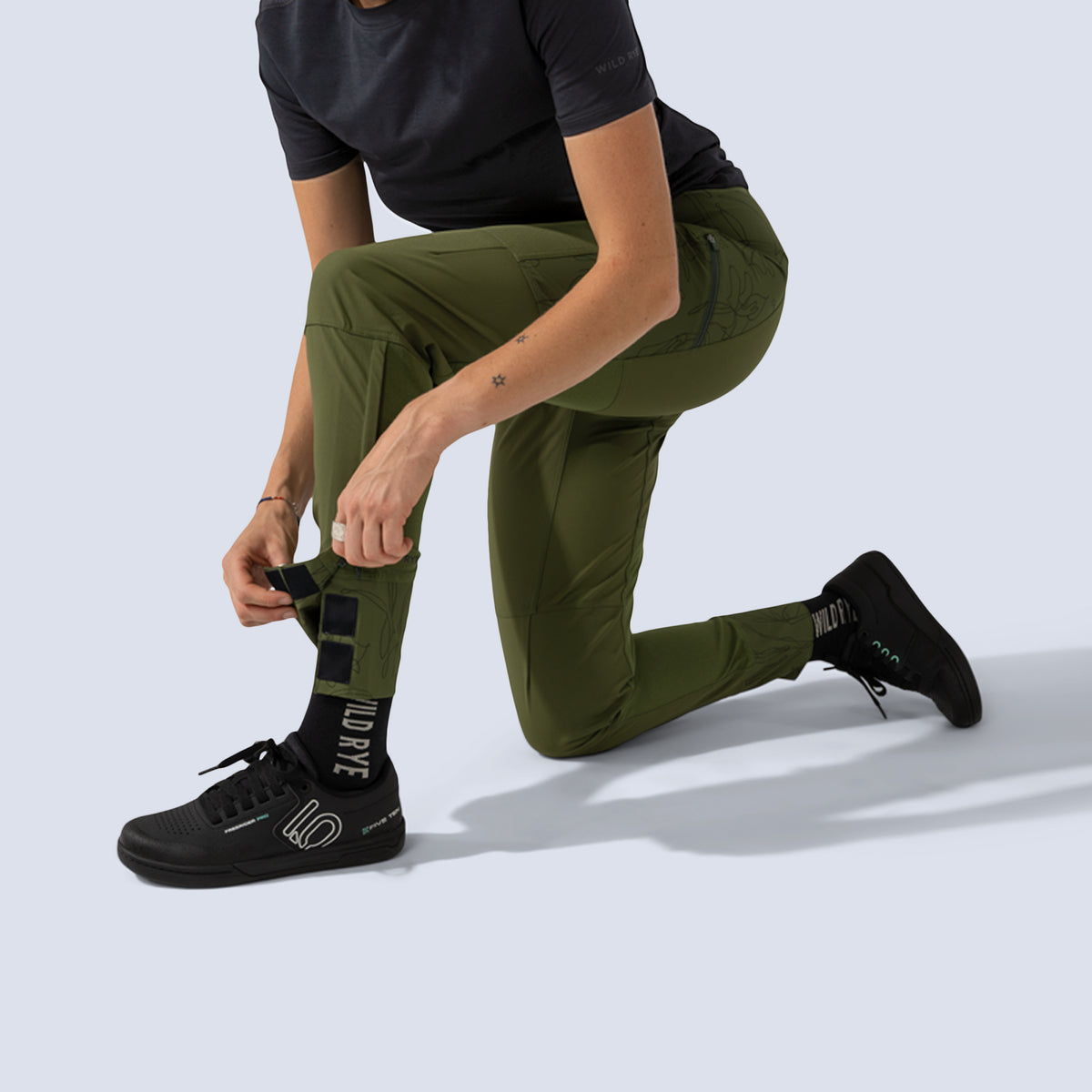 [Olive You] Freyah Pant Olive velcro hem closure detail