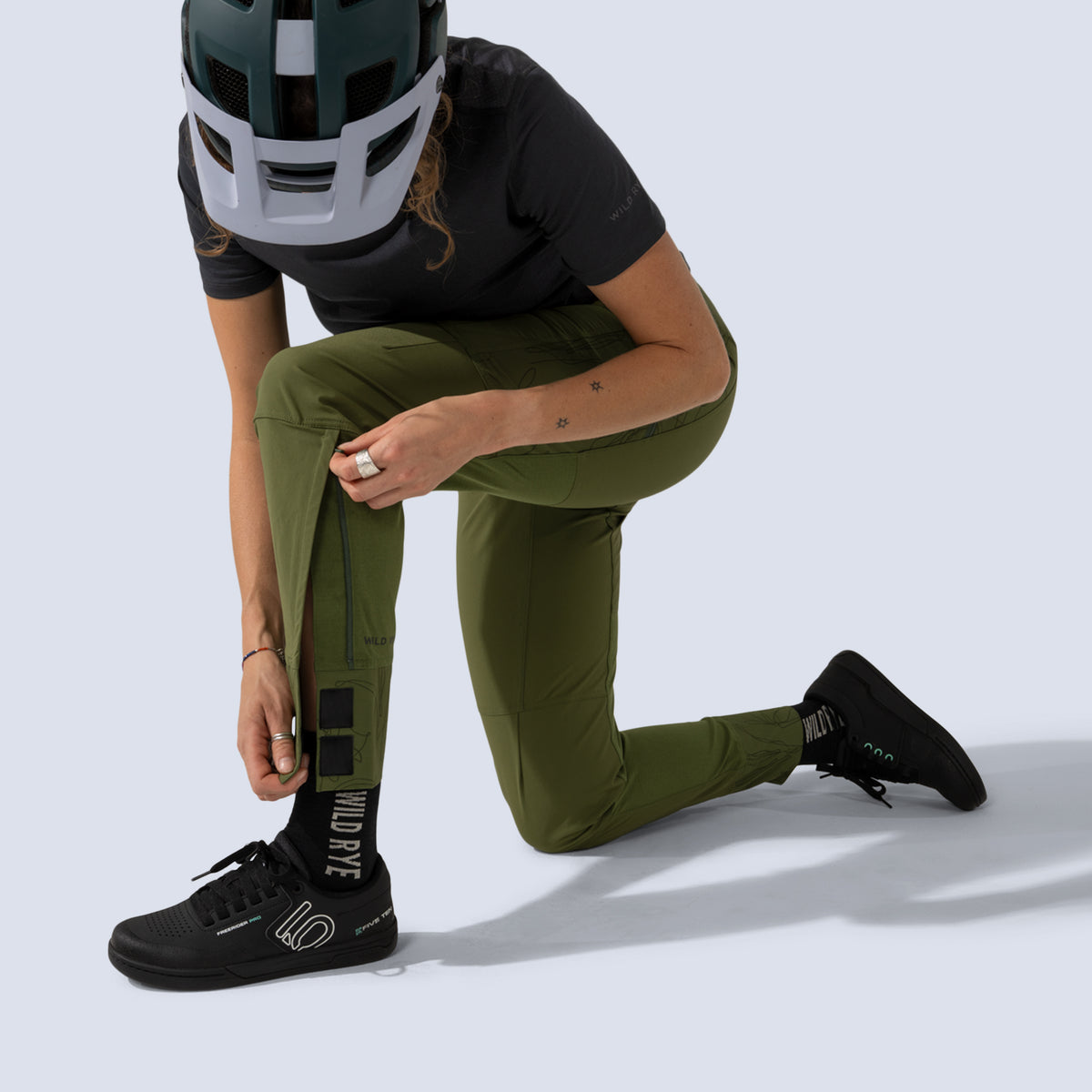 [Olive You] Freyah Pant Olive side cuff zipper detail